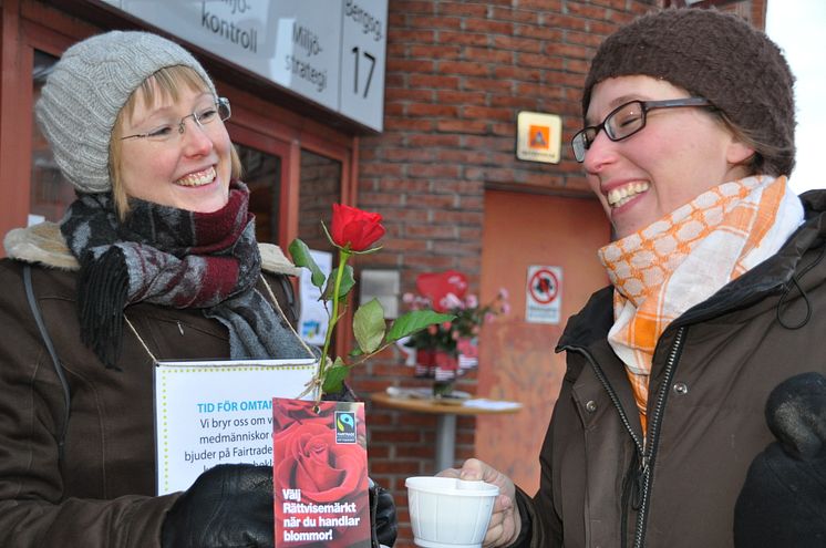 Lotten J Johansson bjuds på Fairtrade-kaffe av Karin Wallin, Miljöförvaltningen