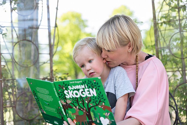 Högläsning i Junibackens trädgård