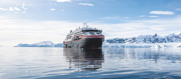 Antarctica_FournierBay_MSRoaldAmundsen_HGR166552_OscarFarrera.JPG