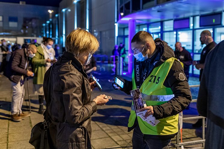 Kontrolle der 2G-Regel an der MCC Halle Münsterland