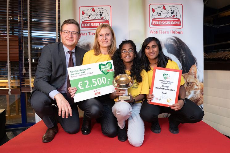 Hermann Aigner übergibt den Preis an den Tierschutzverein Villach