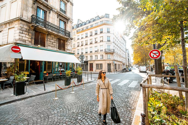 DEST_FRANCE_PARIS_PEOPLE_WOMAN_STREET_WALKING_GettyImages-1055603084 copy_Universal_Within usage period_99265