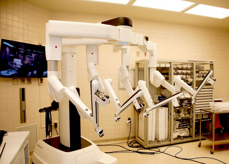 WBAMC_first_in_DoD_to_use_robot_for_surgery_160426-A-EK666-506