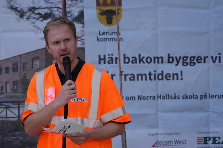 Viktor Lundblad vid taklagsfest Norra Hallsås skola