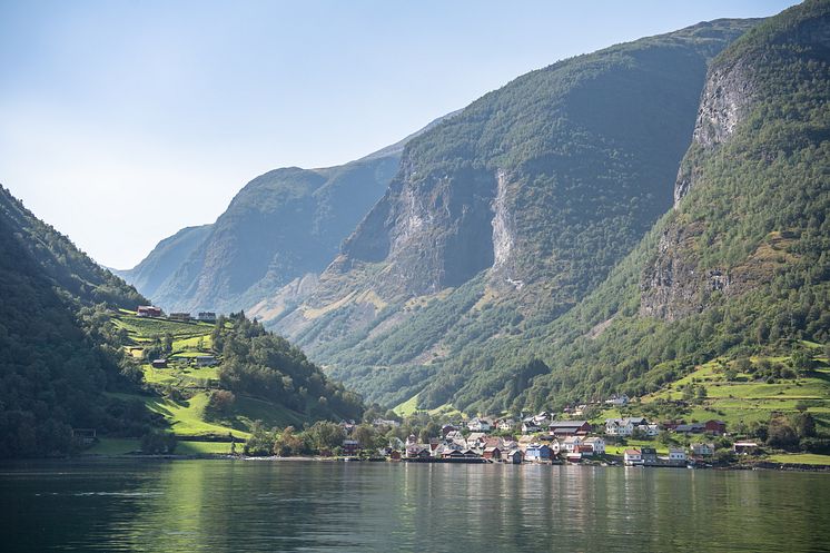 To for en. På et Fjord Cruise Nærøyfjord seiler man også gjennom Aurlandsfjorden