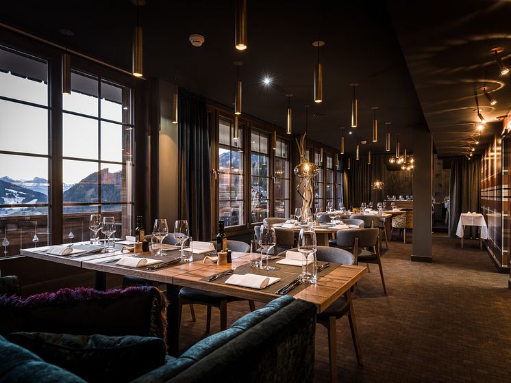 Restaurang på HUUS Hotel, Gstaad, designat at Stylt Trampoli