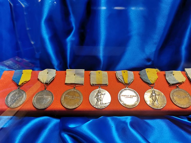 Vasaloppsmedaljer i montern på Norsjö Skidlöparmuseum
