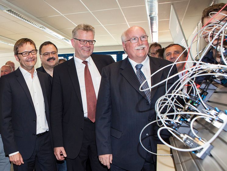 Foto: vorne v.r.n.l. Regierungspräsident Wilhelm Wenning, Bürgermeister Thomas Ebersberger und Bayernwerk-Vorstandsvorsitzender Reimund Gotzel