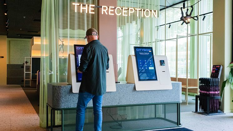 Gjest som sjekker inn via terminalene på Citybox Kristiansand