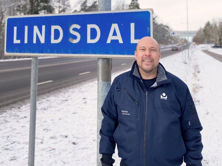Stationschef Mattias Johansson Bilprovningen Kalmar vid skylt Lindsdal liggande
