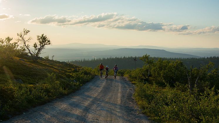 Cykling familj Vemdalen grusväg.jpg