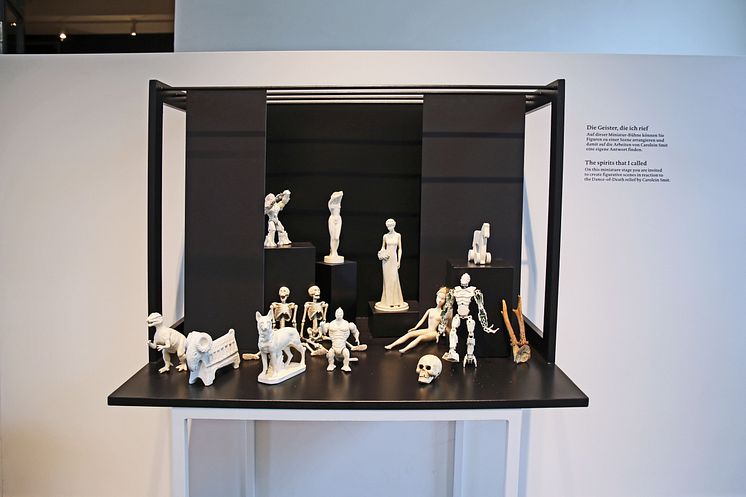 GRASSI Museum für Angewandte Kunst Leipzig - "L'amour fou" - Miniatur-Bühne "Die Geister, die ich rief"