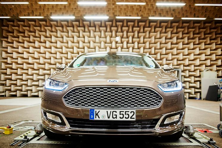 A Ford új technológiája révén az autó úgy működhet, mintha egy óriási, zajkioltó fülhallgató lenne 