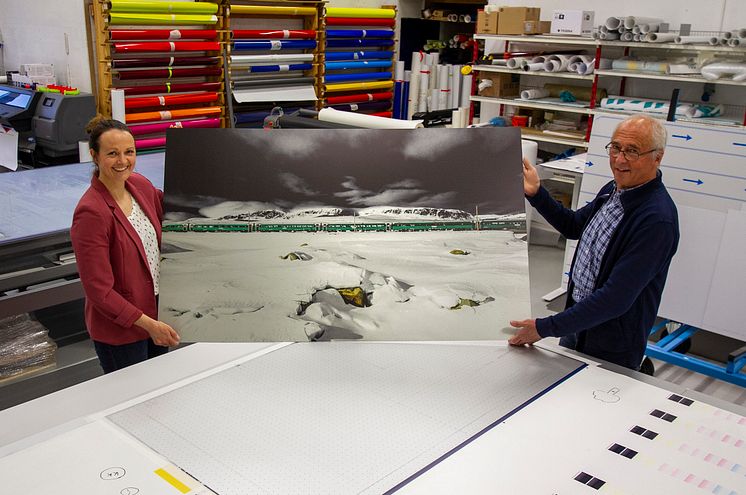 Naturbilde fra Bergensbanen med Hallingskarvet i bakgrunnen, printet på plater av børstet aluminium. 