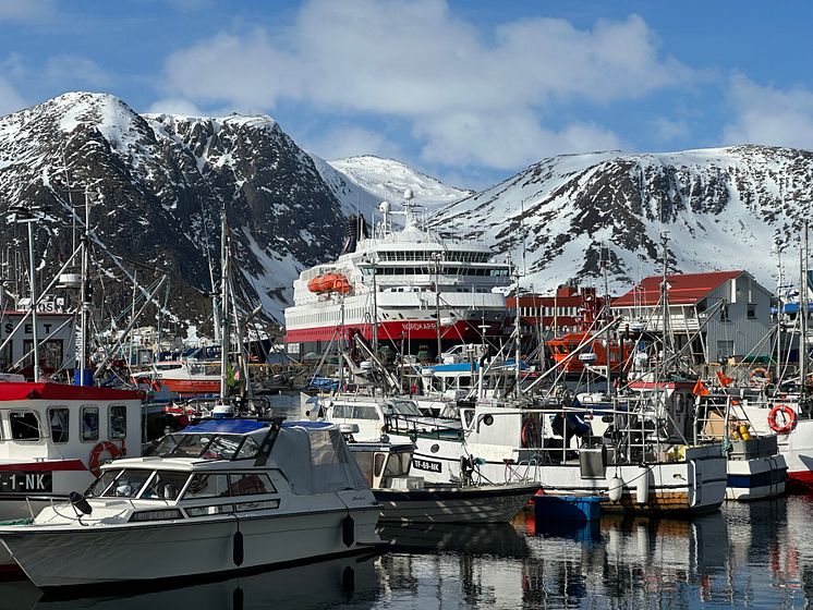 MS_Nordkapp_Honningsvåg_april_Foto_Tarjei_Kramviken_Hurtigruten.JPG