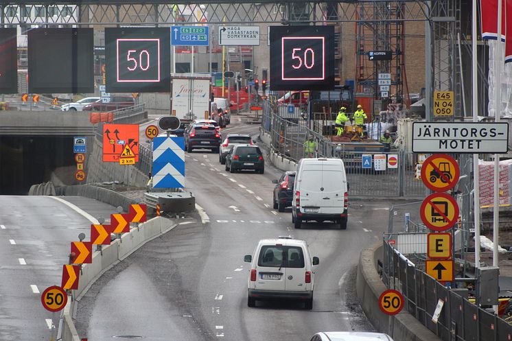 Den 25 mars 2021 stängs högersvängen mot Järntorget i Järntorgsmotet för trafiken på Oscarsleden västerifrån.