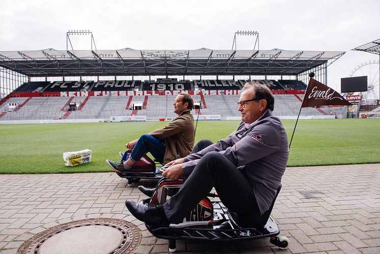 Bosse & Ewald Lienen Kopf an Kopf beim 1. sozialen E-Kartrennen