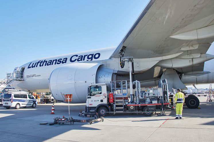 Betankung einer B777-F_Credit Lufthansa Cargo_Oliver Roesler