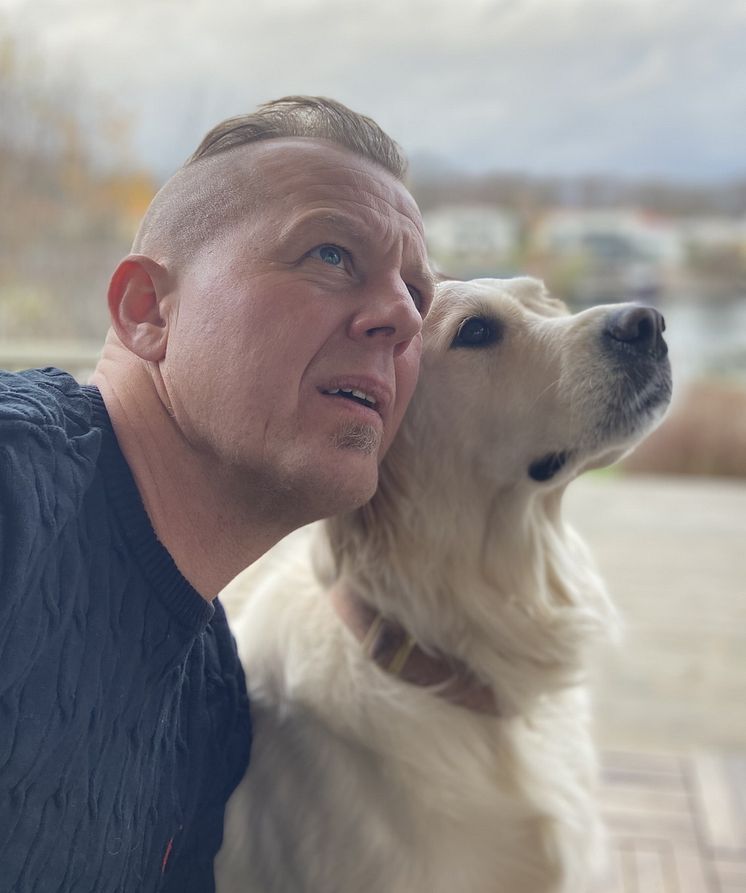 Författaren Erik Thulin och hans hund Bollan som spelat huvudrollen i serien om Den tjuvaktiga författarinnan.