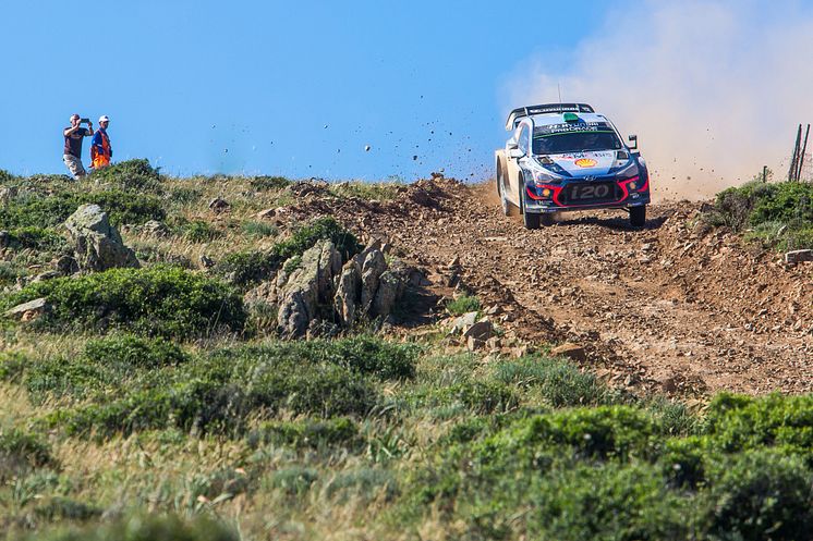 Hyundai Motorsport segrade i Rally Italia Sardegna.