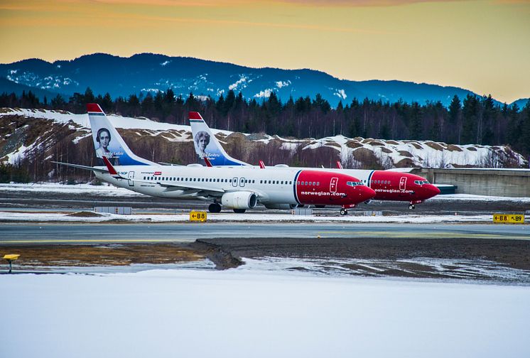 To Norwegian-fly i Oslo