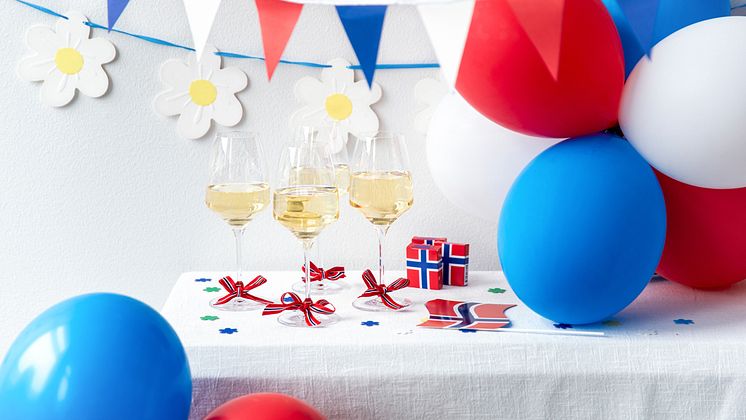 Norge-17-maj-24-bord-glas-Berlin-vimpel-ballonger-band_1 kopiera