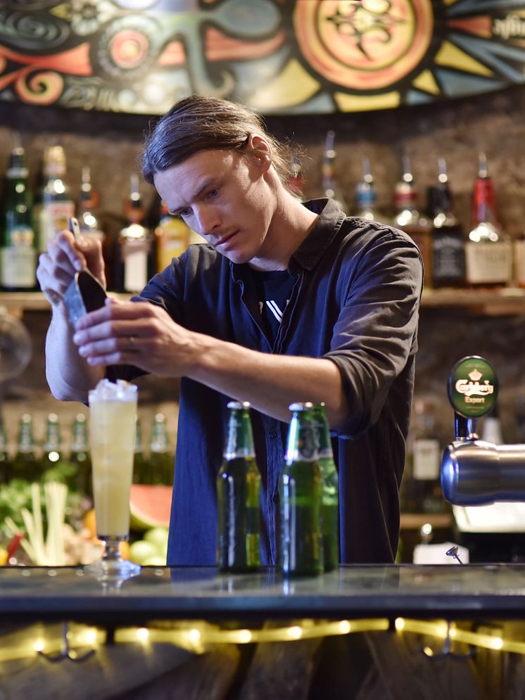 Carlsberg Basilikablomster i Almedalen, Tim Thörnhammar bartender på Surfers i Visby