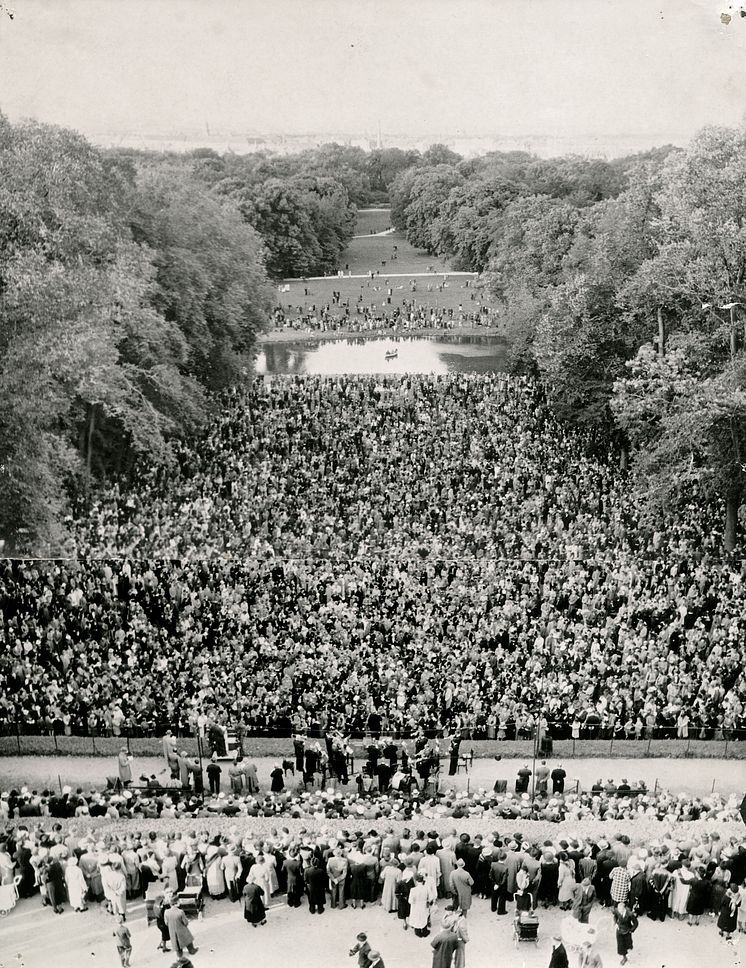 Alsang i Frederiksberg Have 1940