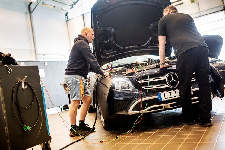 Mercedes-Benz utbildar gymnasielärare i elbilsteknik