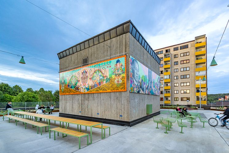 Urban park, Fittja. Långbordet, i samarbete med White Arkitekter. Korg, design Thomas Bernstrand. KONSTKUBEN av Fittjabor. Konstnärlig ledare Saadia Hussain, Botkyrkabyggen 2015-2020.