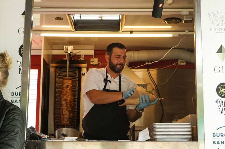 På torsdagar serveras gyros i pitabröd i Garaget Food Truck