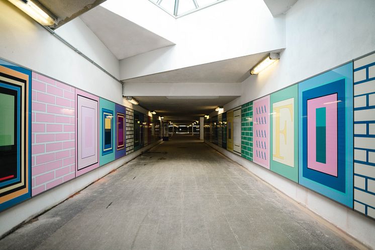 Purple Path_Flöha_Die Unterführung zu den Gleisen ist mit 38 farbigen Tafeln geschmückt_Fotograf ErnestoUhlmann_ret.jpg
