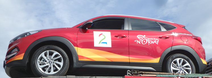Dekorert Hyundai Tucson på trailer