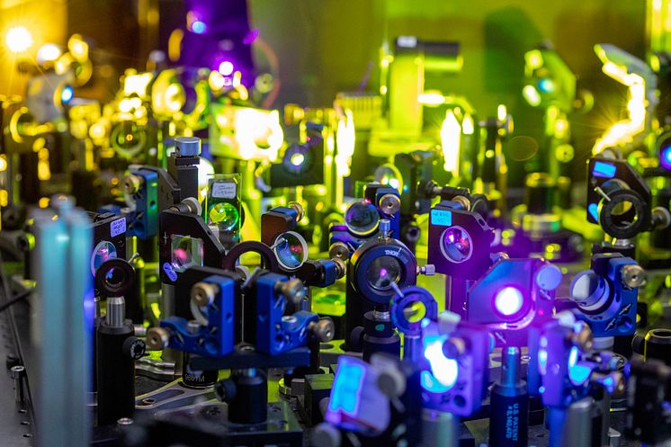 Laser a impulsi ultrabrevi utilizzati presso il dipartimento di Fisica del Politecnico di Milano per studiare le celle fotovoltaiche-3.jpg