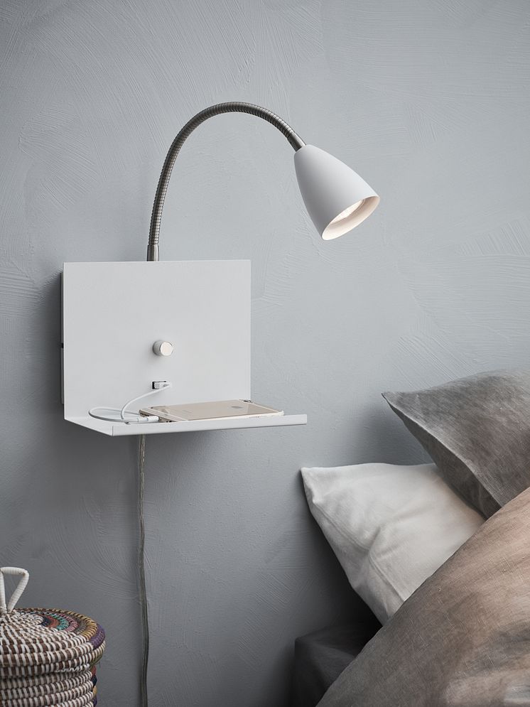 Vägglampa med hylla och USB-uttag