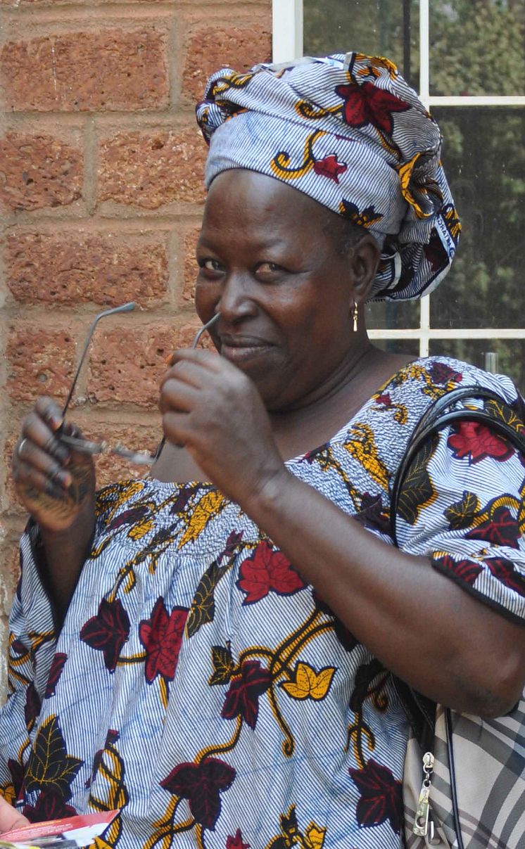 Kvinna som fått nya glasögon genom Optiker Utan Gränser, Burkina Faso 2012