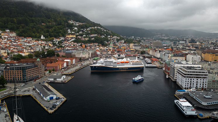 Havila Polaris in Vågen