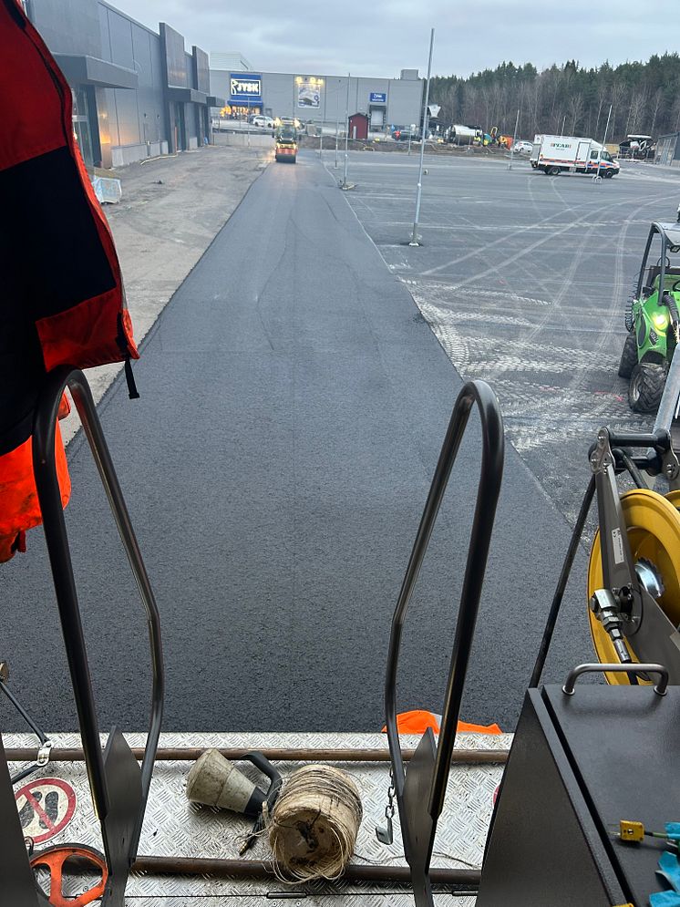 Asfaltläggning med eldrivna eABG4820 Titan