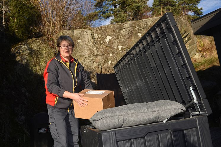 Postbud Bente Bråthe prøver gjem-levering
