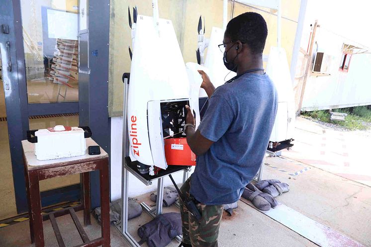 Zipline levererar vaccin via drönare i Ghana