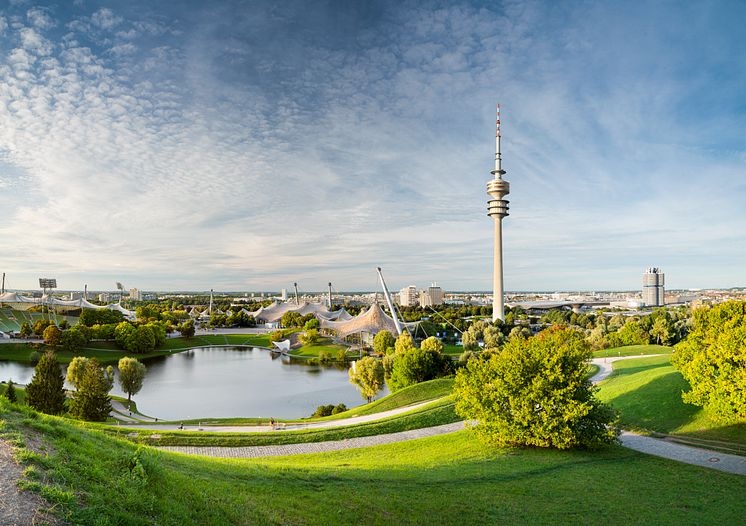 München_Olympiapark_mit_Olympiasee