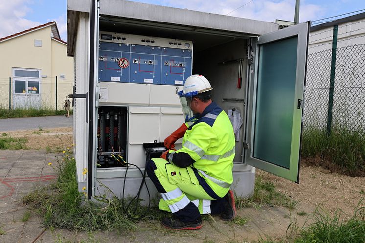 Servicetechniker Sebastian Tauber bei der Arbeit: Mantelfehlerprüfung an der Trafostation „Freyung 40“ im Ortsteil Ort. 