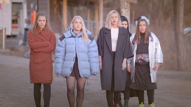 SKAM sesong 2 - f.v. Eva (Lisa Teige), Vilde (Ulrikke Falch), Noora (Josefine Frida Pettersen), Sana (Iman Meskini) og Chris (Ina Svenningsdal).