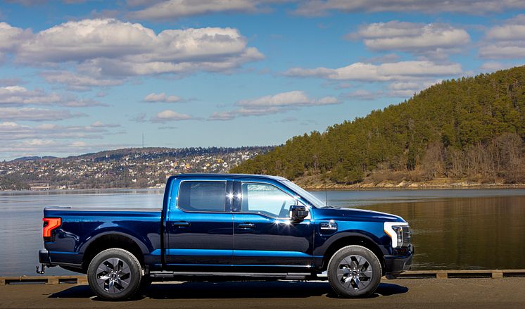 Ford F-150 Lightning Antimatter Blue Metallic 2023 (3)