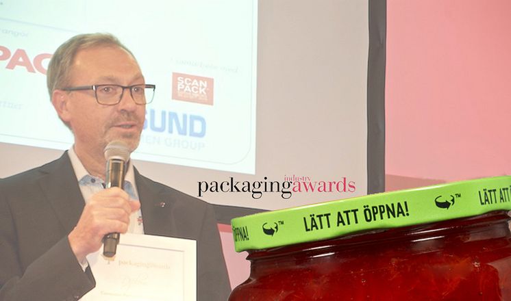 Mats Thuresson tar emot pris vid Industry Packaging Award