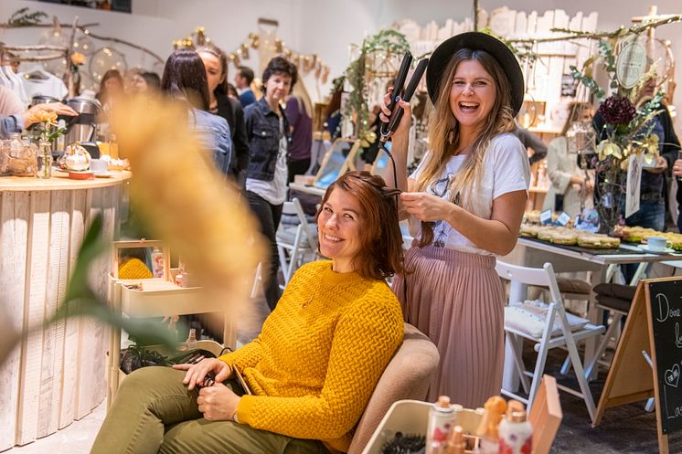 Pressefoto Pop-Up-Store Langhaarmädchen