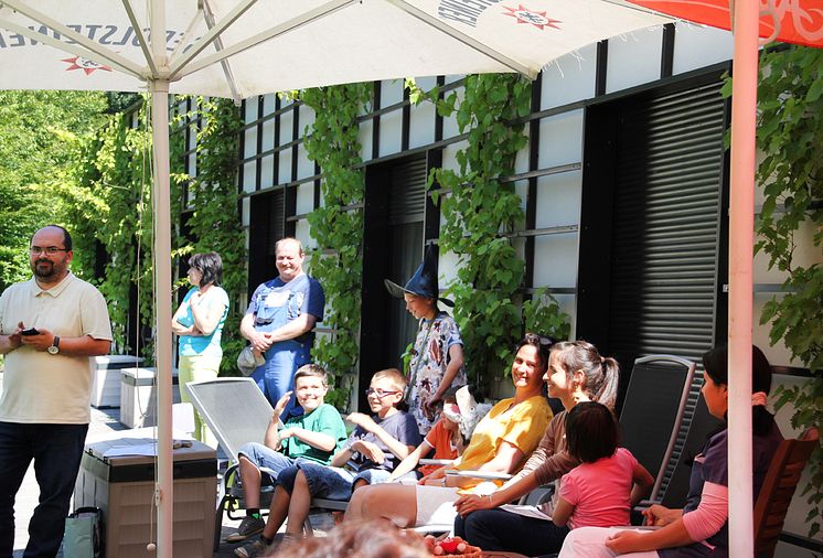 Fünftklässler führen ein Theaterstück im Kinderhospiz Bärenherz auf