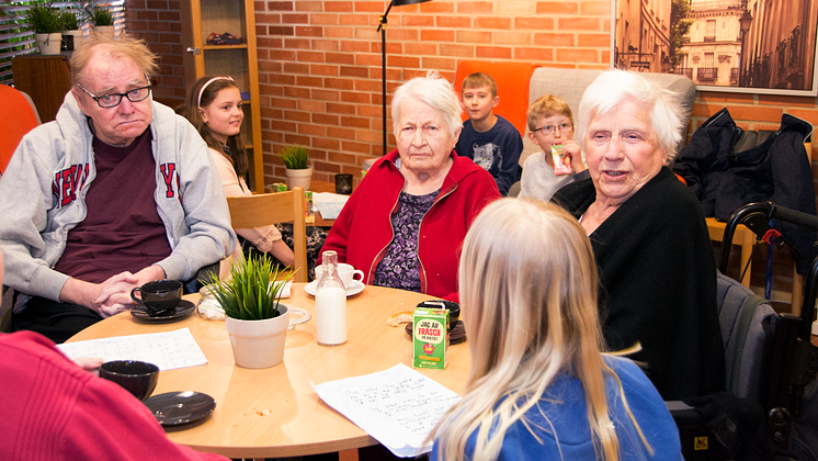 Vid varje har man gemensam fika med möjlighet för samtal mellan gamla och unga.