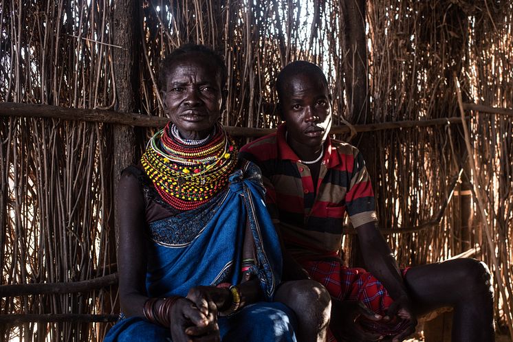 Asekon Lomulen och sonen och krigaren Ewoi Nutmanik. Bor i byn Loyapat. Foto Fredrik Lerneryd
