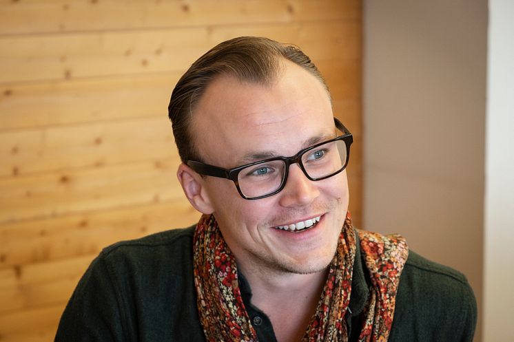Regissør Petter Holmens blir regissør for Fjols til fjells